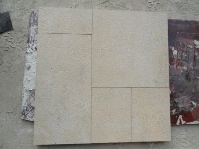Pavé de sol à motif français, type classique européen, calcaire beige aiguisé ou bouchardé